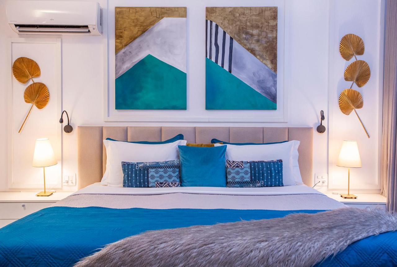 Suíte com Cama King-size e Banheira de Hidromassagem